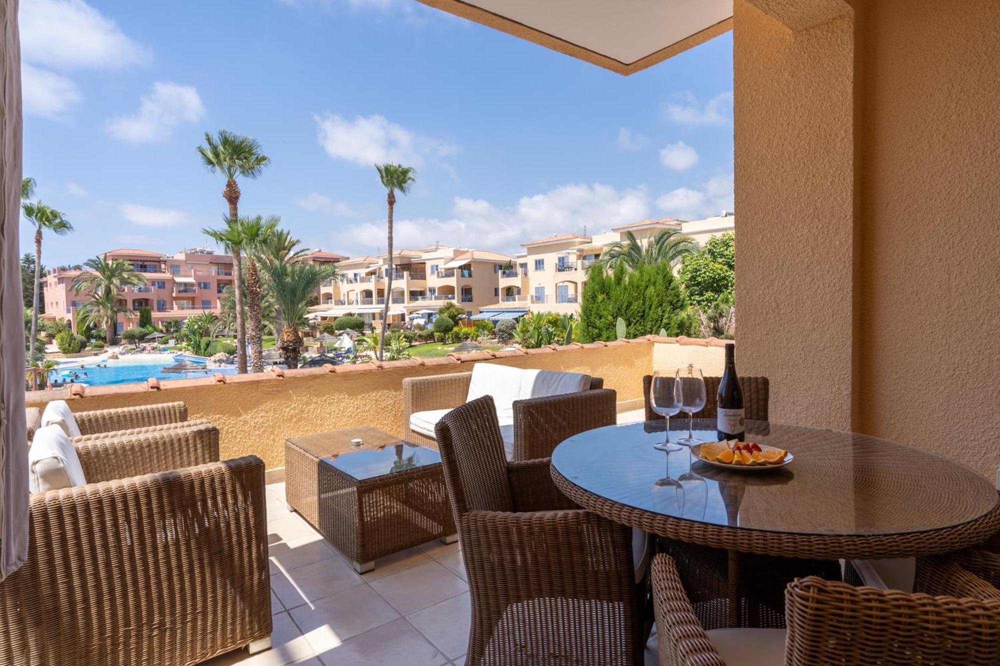 Tropical Paradise In Harbour Paphos, Central & Close To Beach ภายนอก รูปภาพ